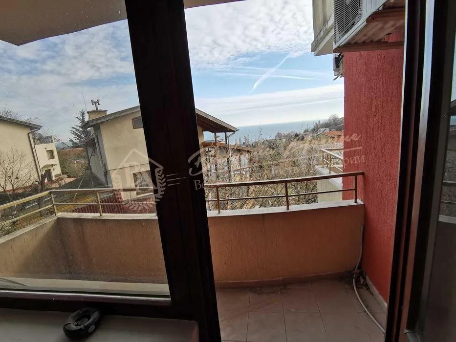 Трехкомнатная частично меблированная квартира в жилом доме в г.Варна