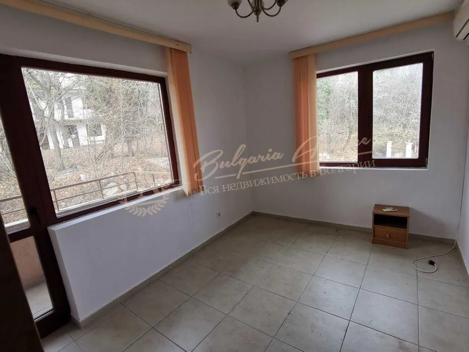 Трехкомнатная частично меблированная квартира в жилом доме в г.Варна