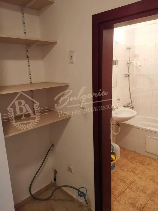 Трехкомнатная частично меблированная квартира в жилом доме в г.Варна