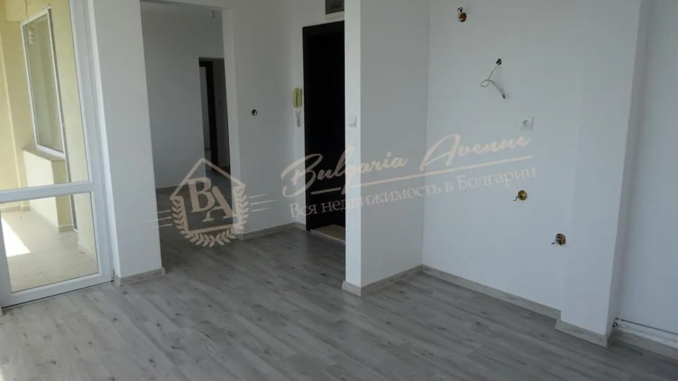 Трехкомнатный апартамент с французскими окнами и видом на море в г.Варна