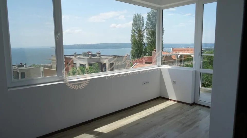 Трехкомнатный апартамент с французскими окнами и видом на море в г.Варна