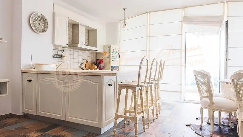 Трехкомнатная меблированная квартира с видом на море в 20 м от пляжа в Равде