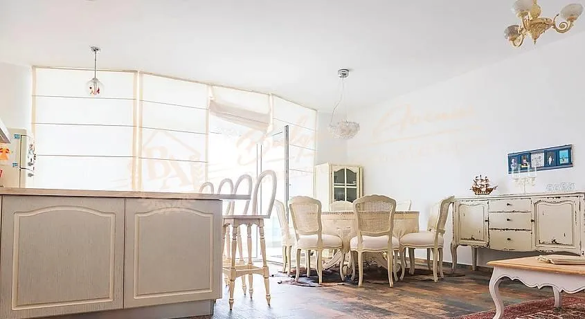 Трехкомнатная меблированная квартира с видом на море в 20 м от пляжа в Равде