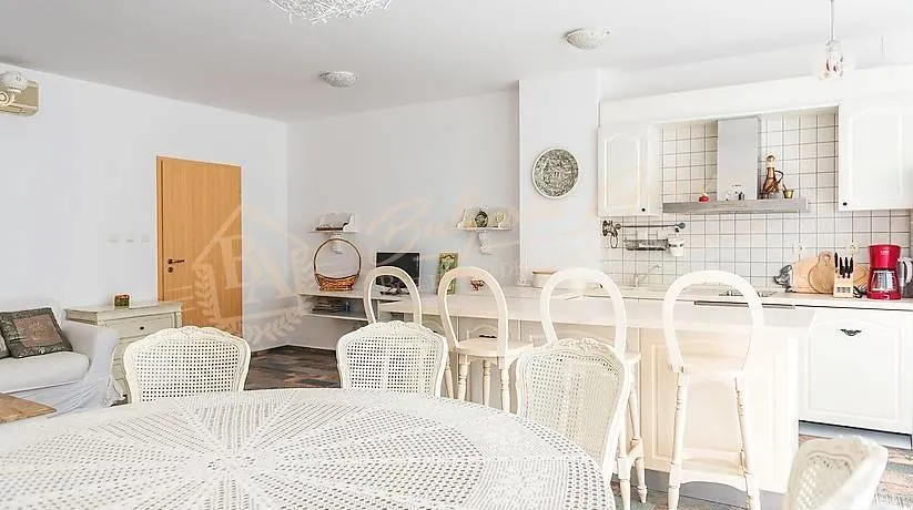 Трехкомнатная меблированная квартира с видом на море в 20 м от пляжа в Равде