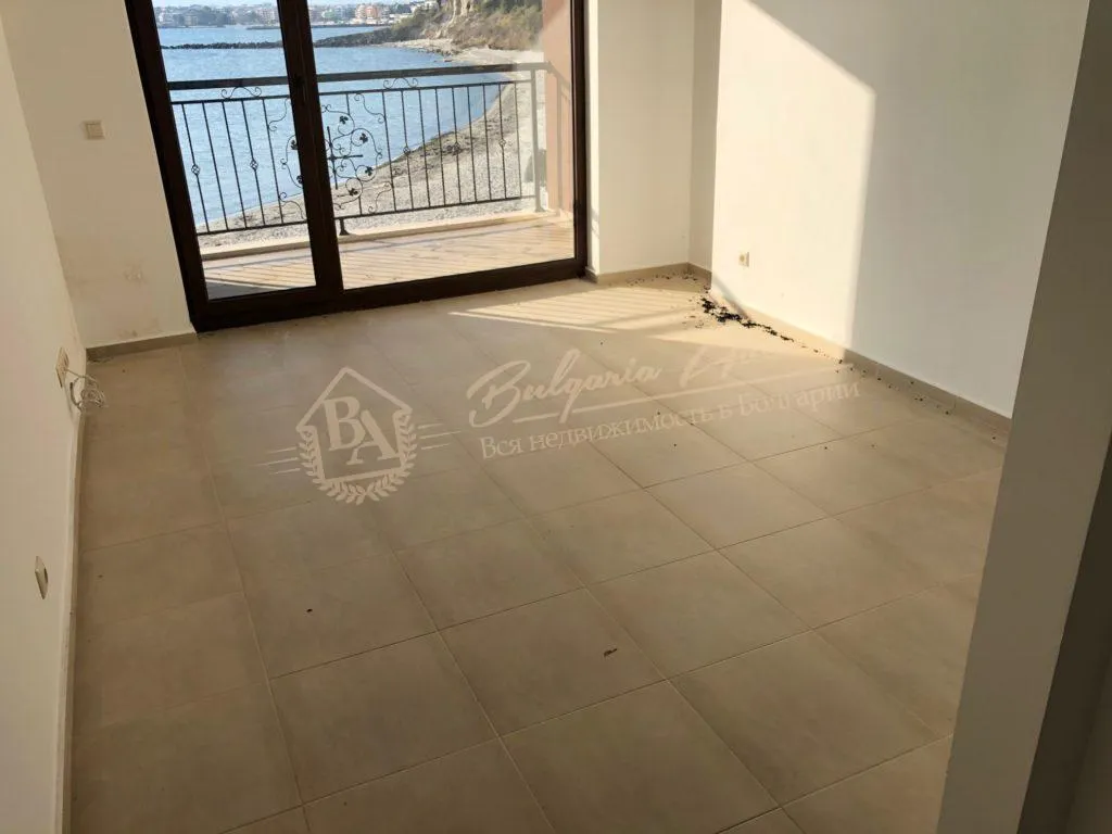 Новая, панорамная, трехкомнатная квартира на первой линии в г.Несебр