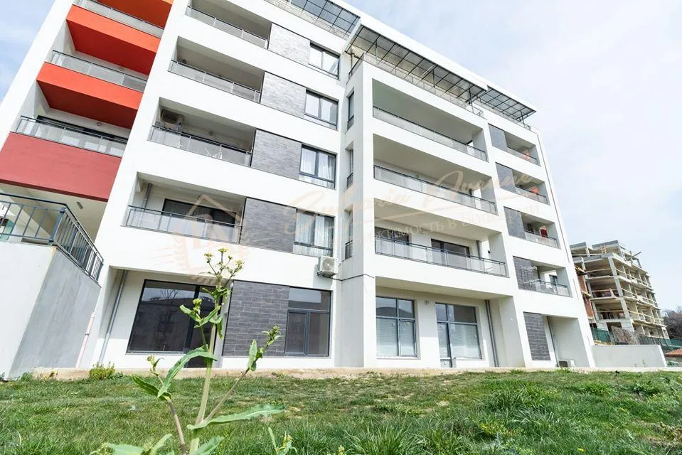 Трехкомнатная квартира в жилом доме с панорамой на море в Бризе, г.Варна