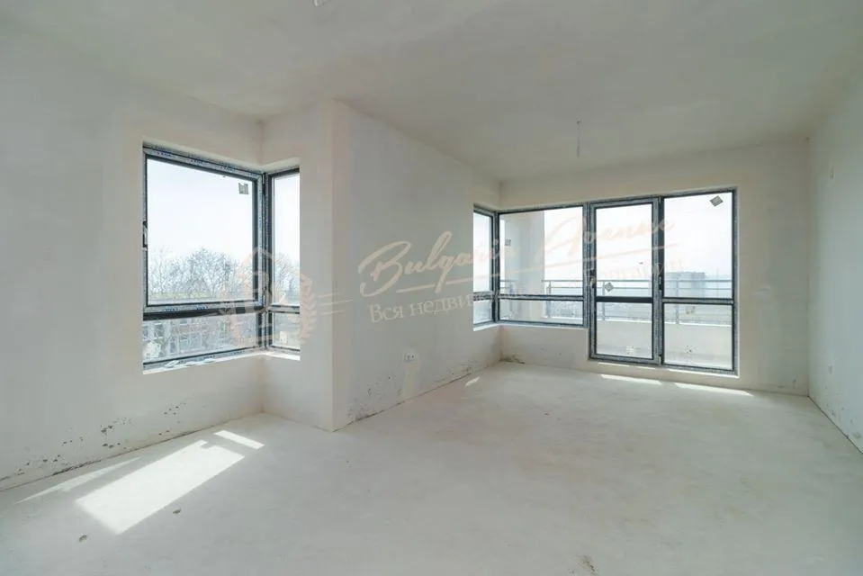 Трехкомнатная квартира в жилом доме с панорамой на море в Бризе, г.Варна