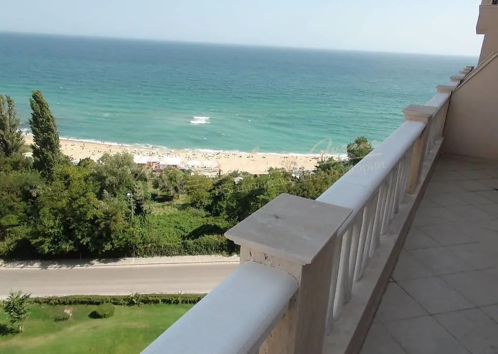 Трехкомнатная квартира с видом на море в элитном доме в г.Варна