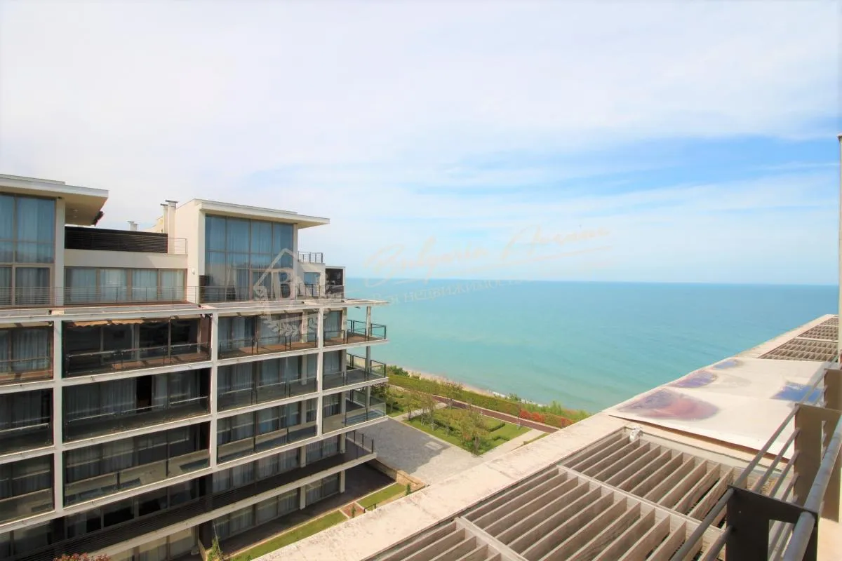 Двухуровневый апартамент с видом на море на первой линий, г.Обзор