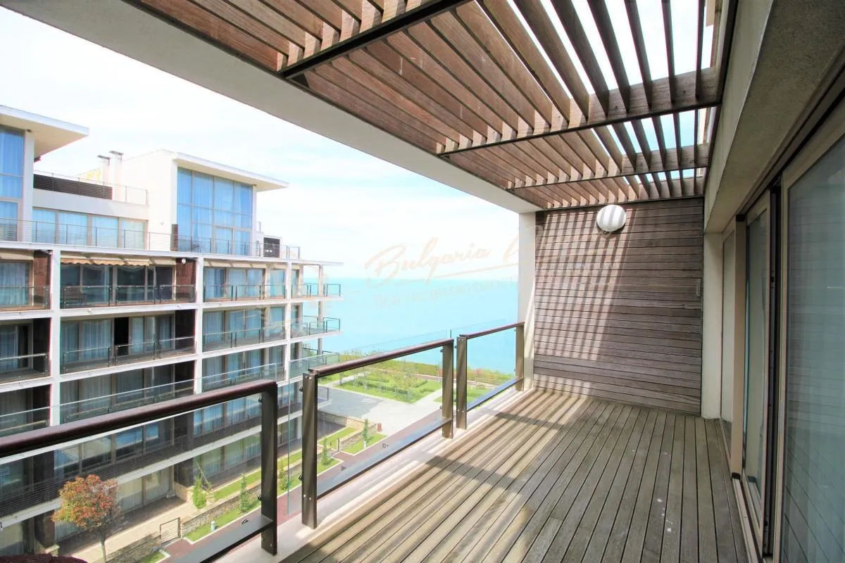 Двухуровневый апартамент с видом на море на первой линий, г.Обзор