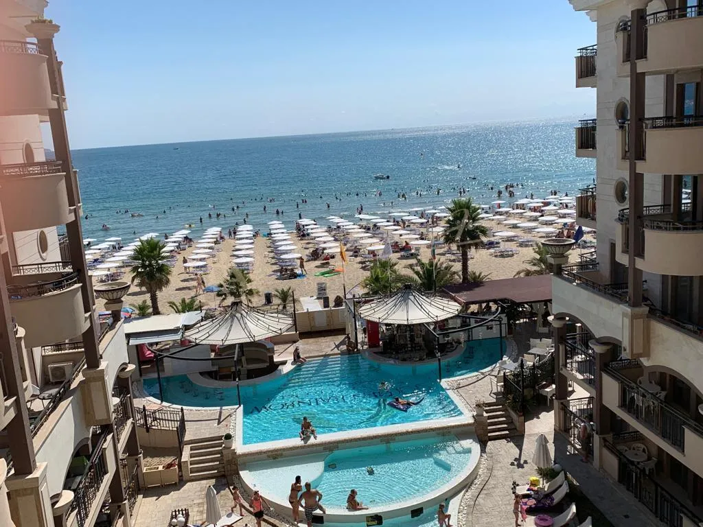 Дизайнерский апартамент с 2 спальнями с видом на море в к.Солнечный берег