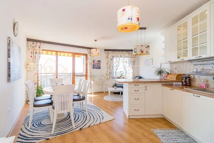 Элитная трехкомнатная квартира с уникальным видом на море в Варне