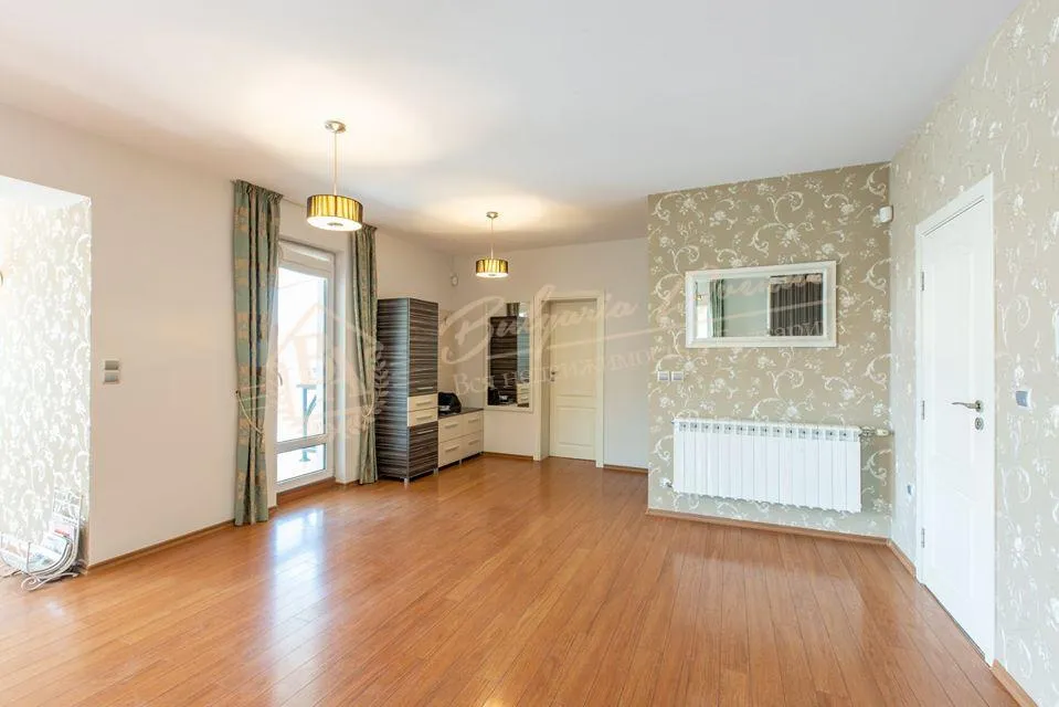 Стильная, просторная трехкомнатная квартира с мебелью в центре г.Варна