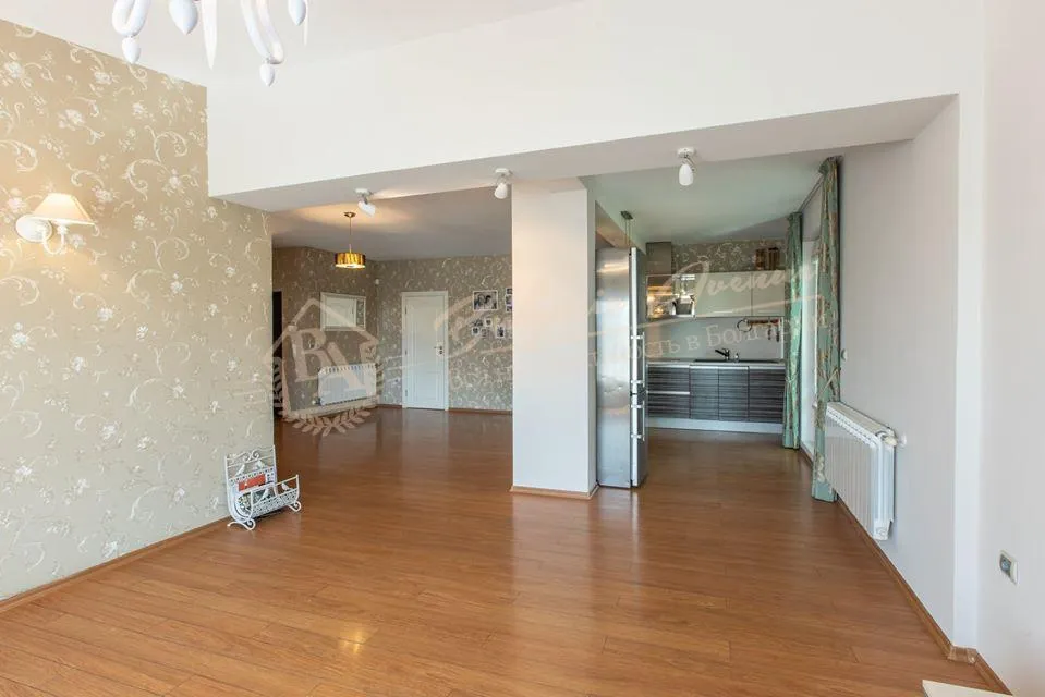 Стильная, просторная трехкомнатная квартира с мебелью в центре г.Варна