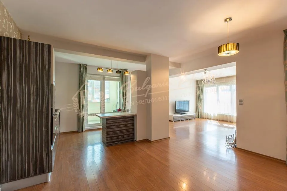 Стильная, просторная трехкомнатная квартира с мебелью в центре г.Варна