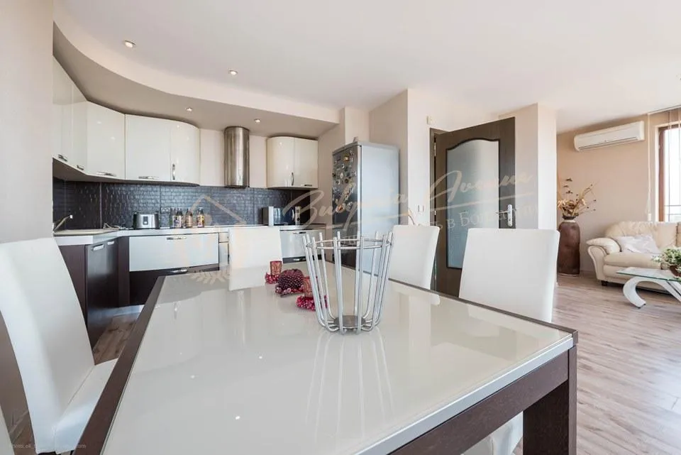 Просторная и светлая квартира с 2 спальнями и видом на море в г.Варна