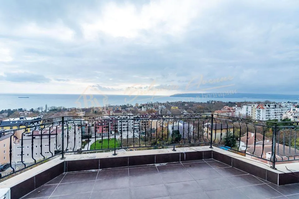 Солнечный трехкомнатный мезонет в лучшем районе с видом на море, г.Варна