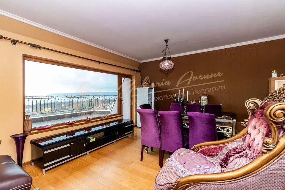 Солнечный трехкомнатный мезонет в лучшем районе с видом на море, г.Варна