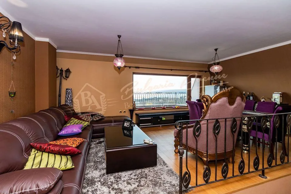 Солнечный трехкомнатный мезонет в лучшем районе с видом на море, г.Варна