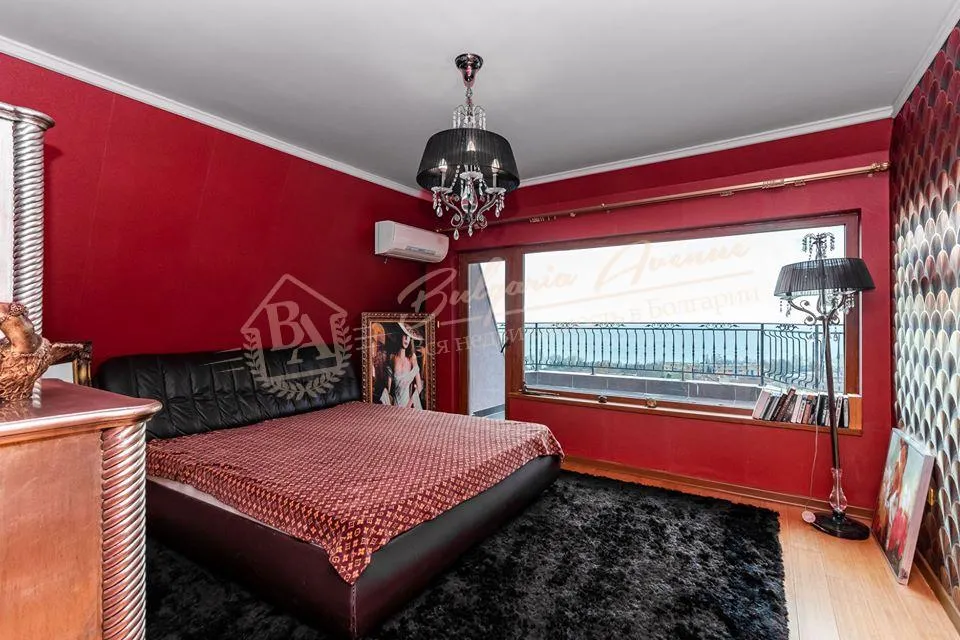 Солнечный трехкомнатный мезонет в лучшем районе с видом на море, г.Варна