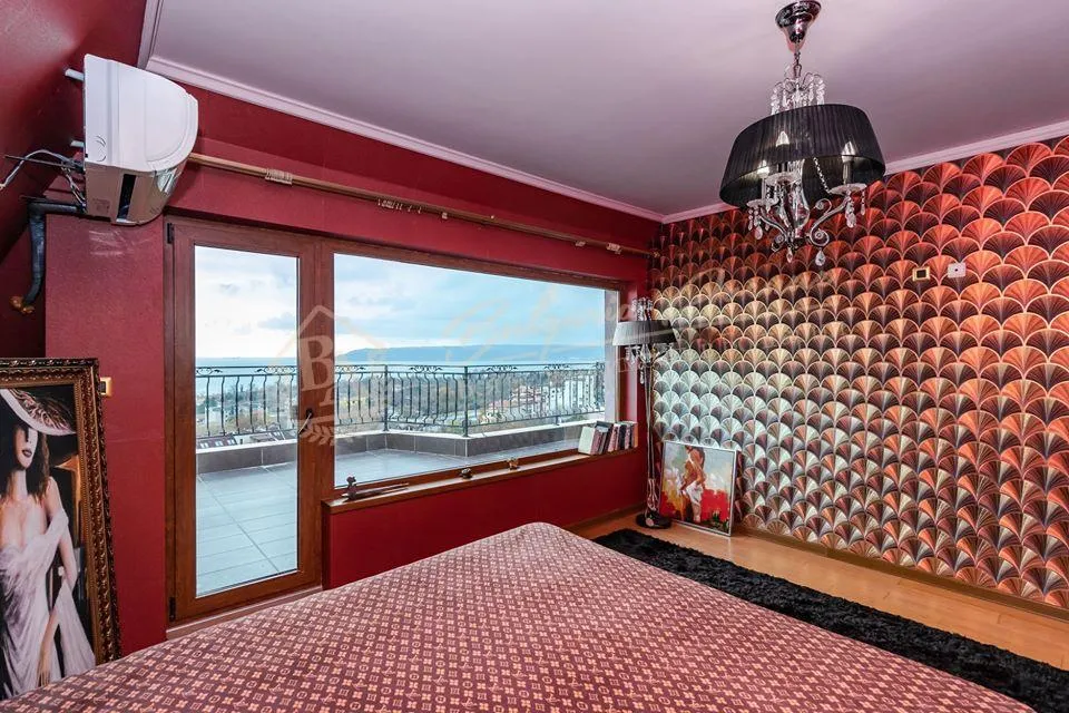 Солнечный трехкомнатный мезонет в лучшем районе с видом на море, г.Варна