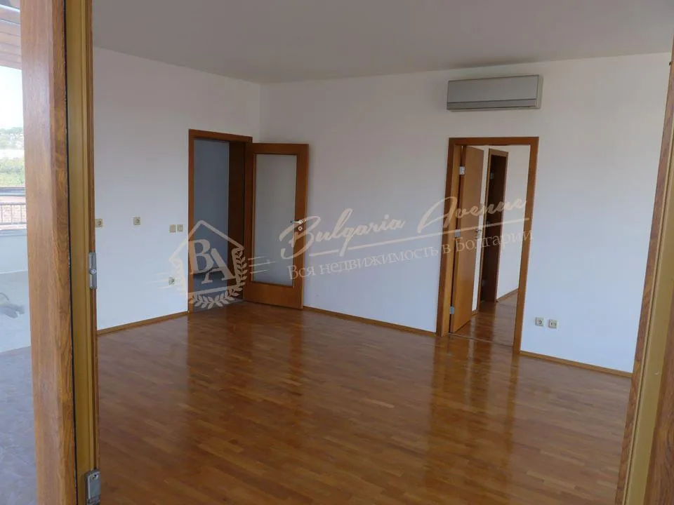 Новая трехкомнатная квартира с панорамной террасой в Св. Константин и Елена