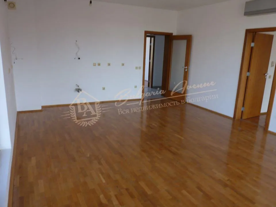 Новая трехкомнатная квартира с панорамной террасой в Св. Константин и Елена