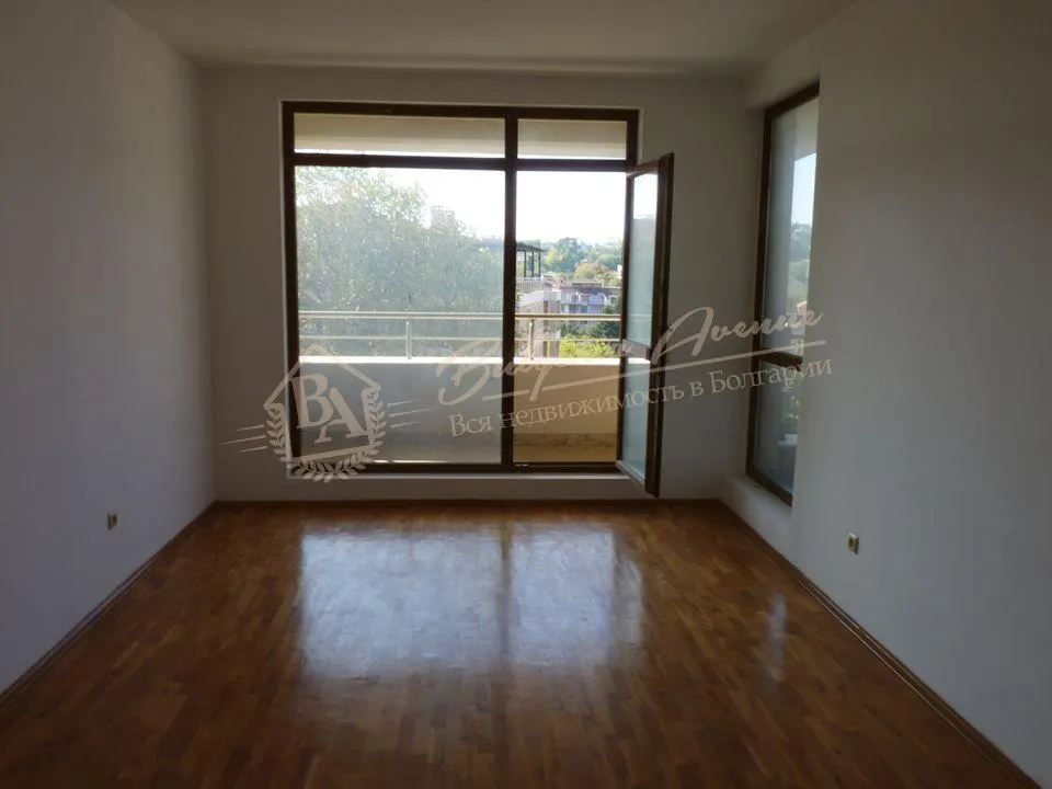 Новая трехкомнатная квартира с панорамной террасой в Св. Константин и Елена