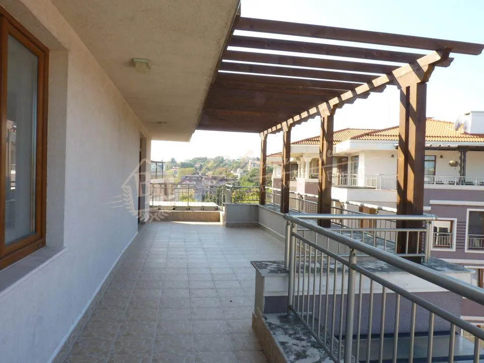 Новая трехкомнатная квартира с панорамной террасой в Св. Константин и Елена