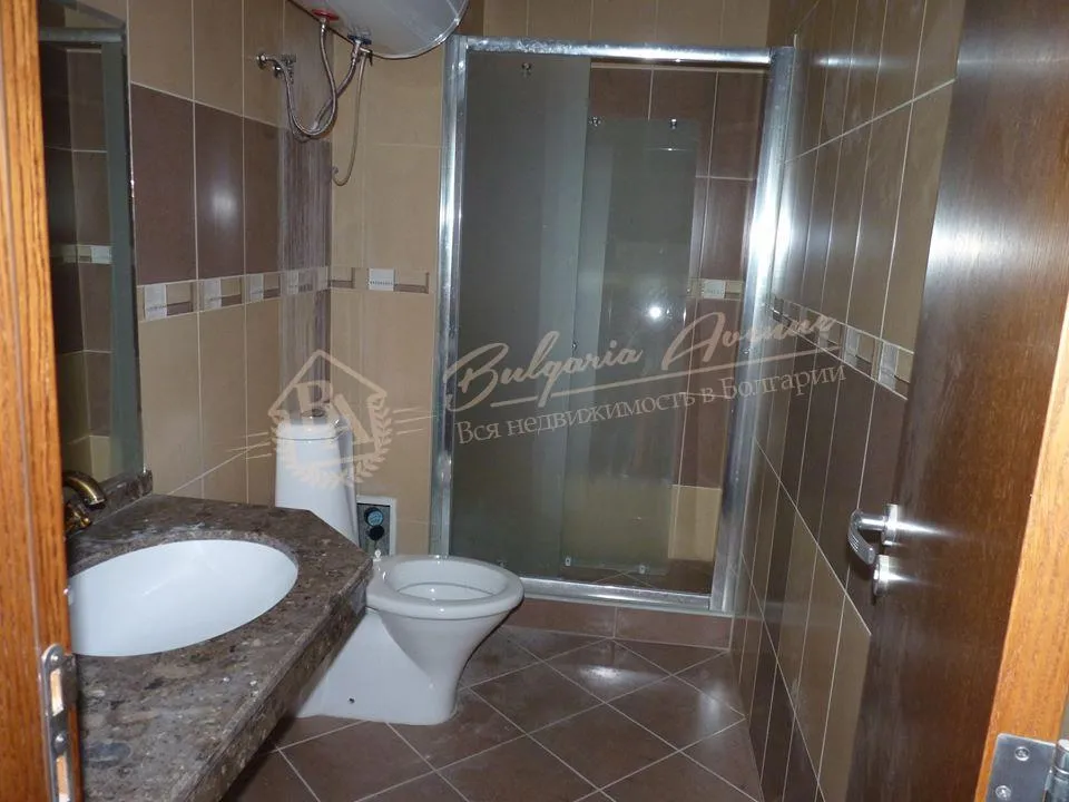 Новая трехкомнатная квартира с панорамной террасой в Св. Константин и Елена