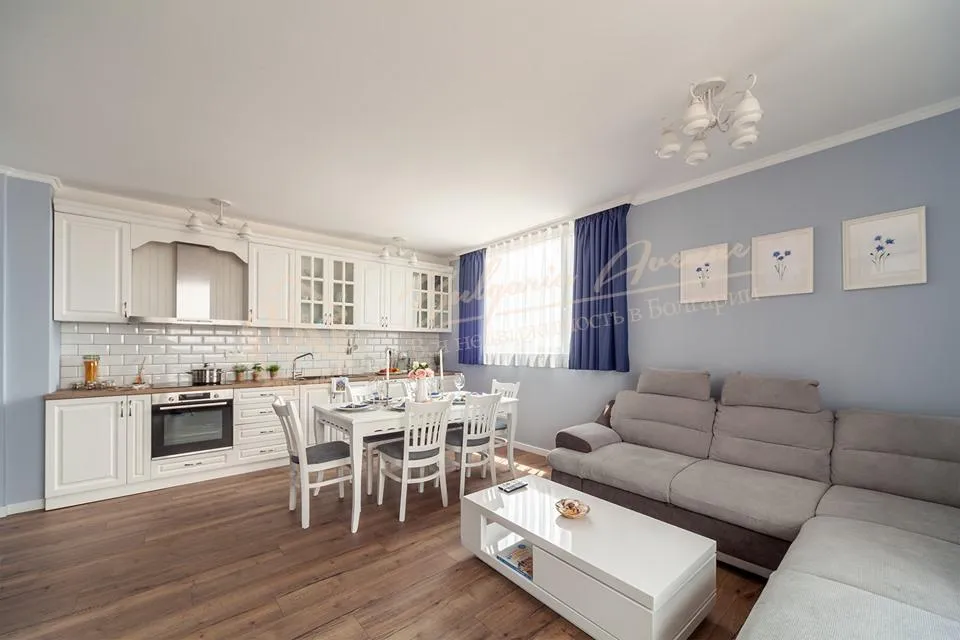 Стильная, светлая трехкомнатная квартира с мебелью в Широком центре г.Варна