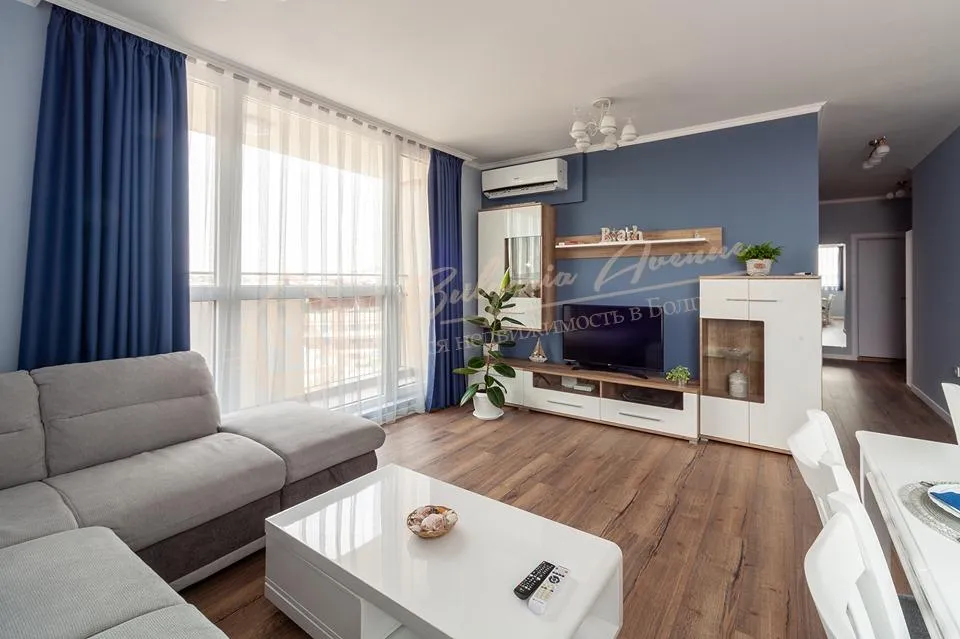 Стильная, светлая трехкомнатная квартира с мебелью в Широком центре г.Варна