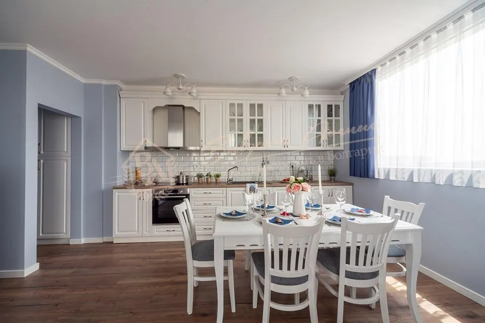 Стильная, светлая трехкомнатная квартира с мебелью в Широком центре г.Варна