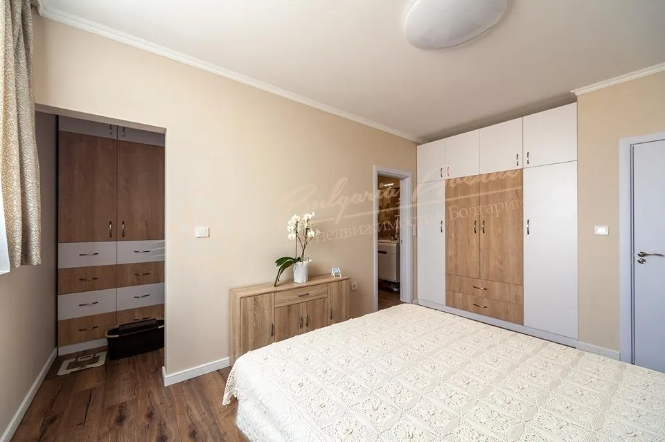 Стильная, светлая трехкомнатная квартира с мебелью в Широком центре г.Варна