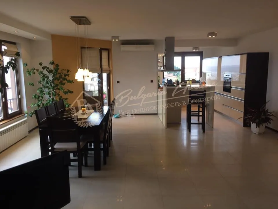 Трехкомнатная квартира с камином около Приморского парка в г.Варна