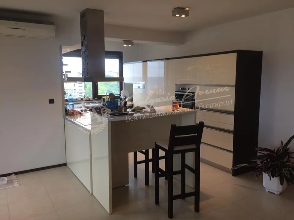 Трехкомнатная квартира с камином около Приморского парка в г.Варна