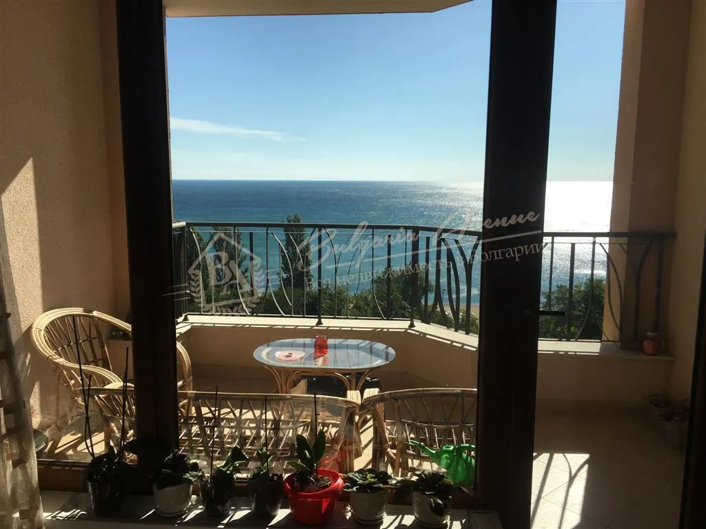 Апартамент с 3 спальнями в закрытом комплексе с видом на море в г.Варна