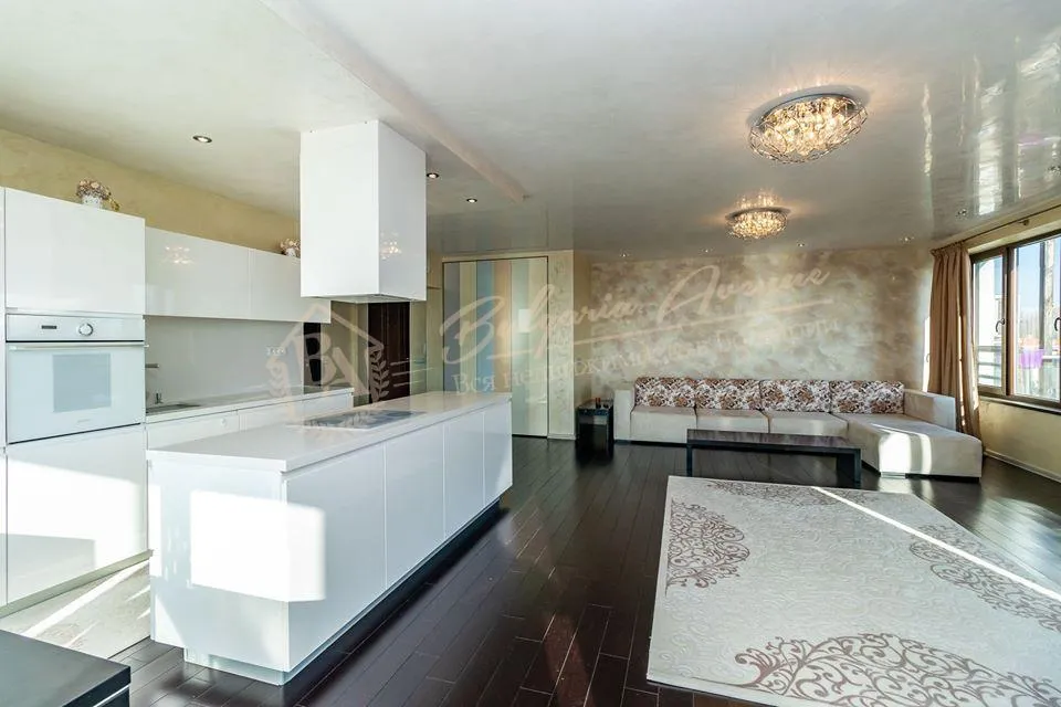 Элитная четырехкомнатная квартира с видом на море в к.Св.Константин и Елена