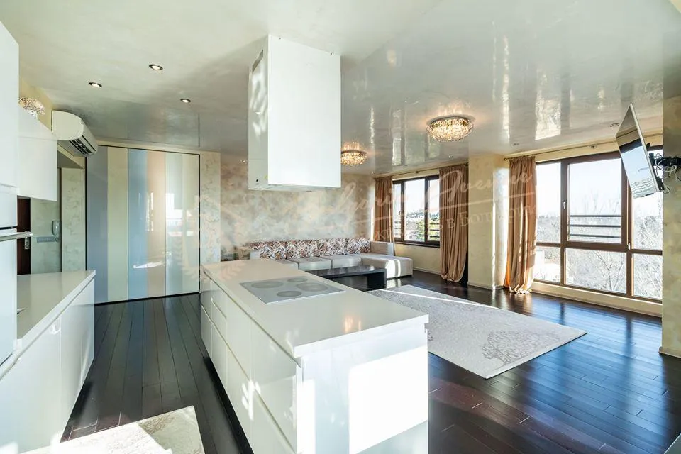 Элитная четырехкомнатная квартира с видом на море в к.Св.Константин и Елена