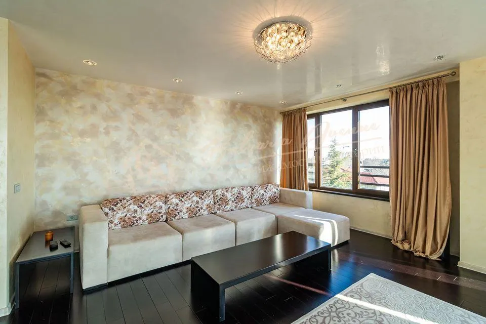 Элитная четырехкомнатная квартира с видом на море в к.Св.Константин и Елена