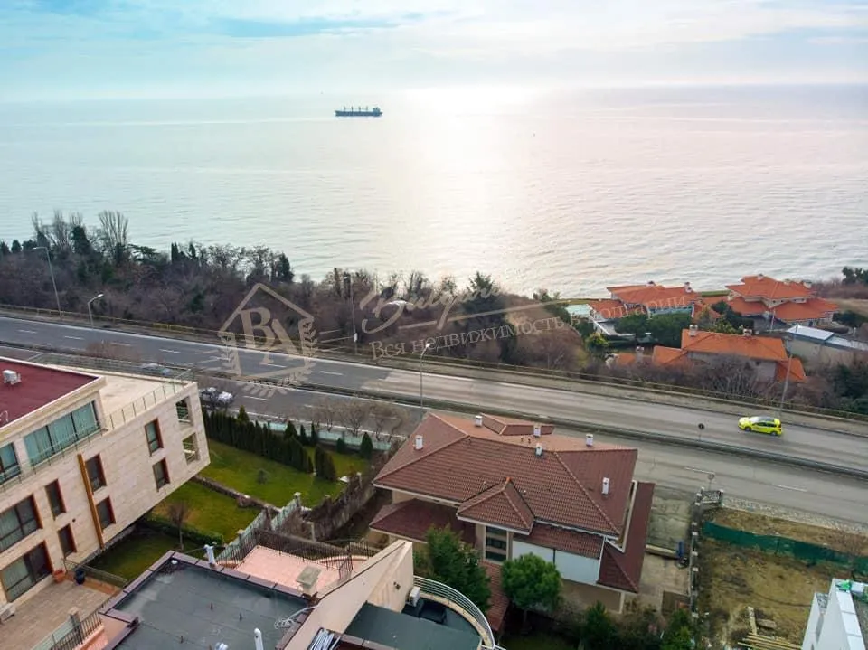 Четырехкомнатная квартира класса люкс с мебелью на море в Варне