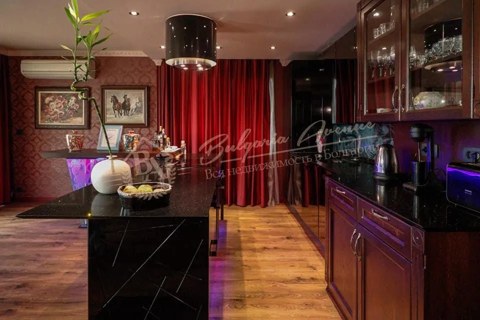 Четырехкомнатная квартира класса люкс с мебелью на море в Варне