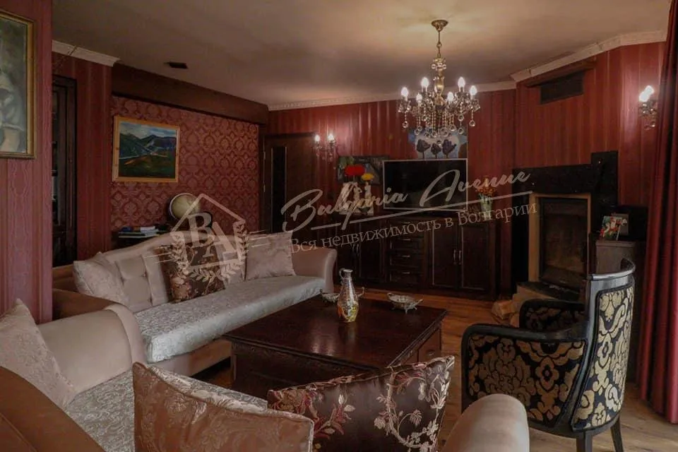 Четырехкомнатная квартира класса люкс с мебелью на море в Варне