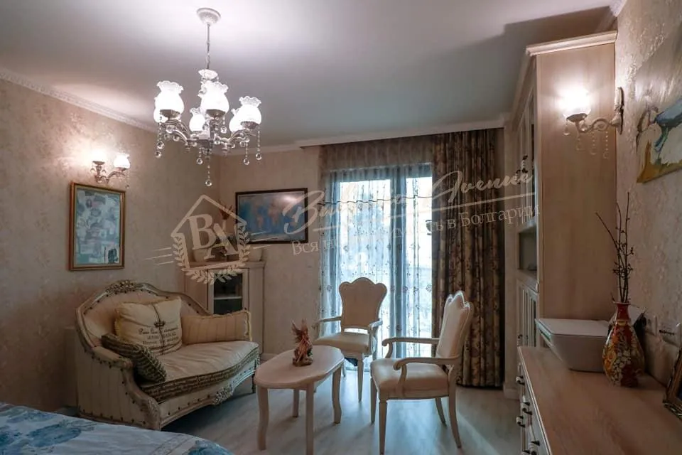 Четырехкомнатная квартира класса люкс с мебелью на море в Варне