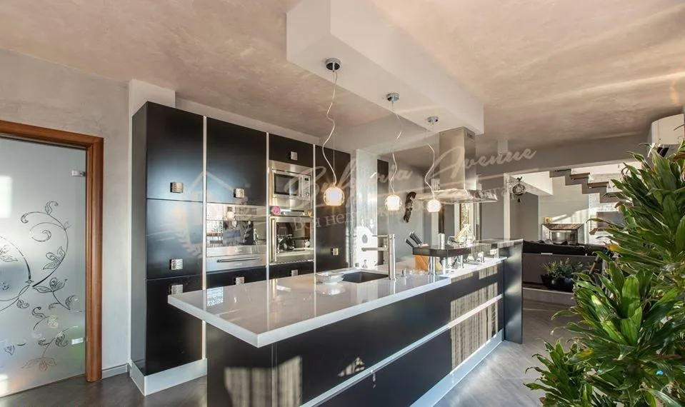 Просторная, четырехкомнатная квартира с мебелью в элитном доме, в г.Варна