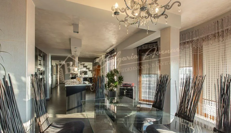 Просторная, четырехкомнатная квартира с мебелью в элитном доме, в г.Варна