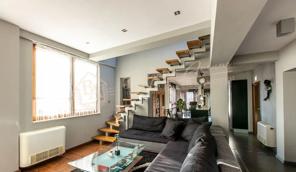 Просторная, четырехкомнатная квартира с мебелью в элитном доме, в г.Варна