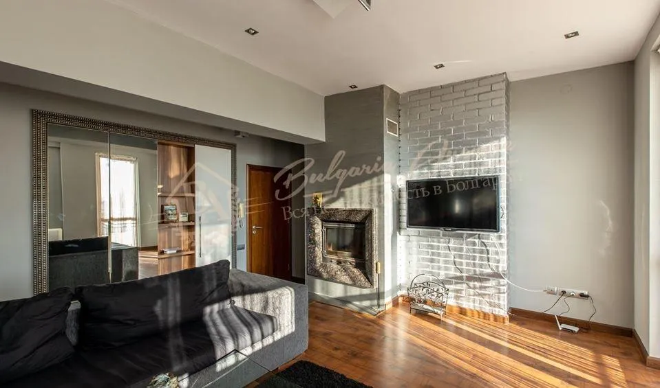 Просторная, четырехкомнатная квартира с мебелью в элитном доме, в г.Варна