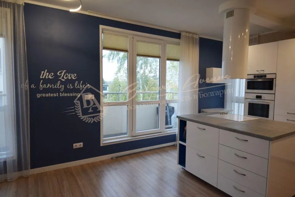 Элитная четырехкомнатная квартира с мебелью на море в Варне