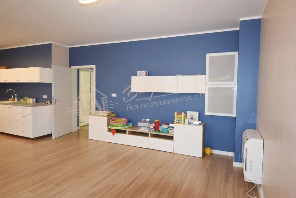 Элитная четырехкомнатная квартира с мебелью на море в Варне